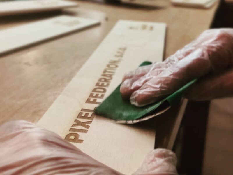 výroba dreveného označenia stromov