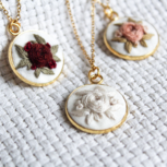 lab.cafe výšivka náhrdelník by_niki