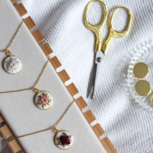 lab.cafe výšivka náhrdelník by_niki